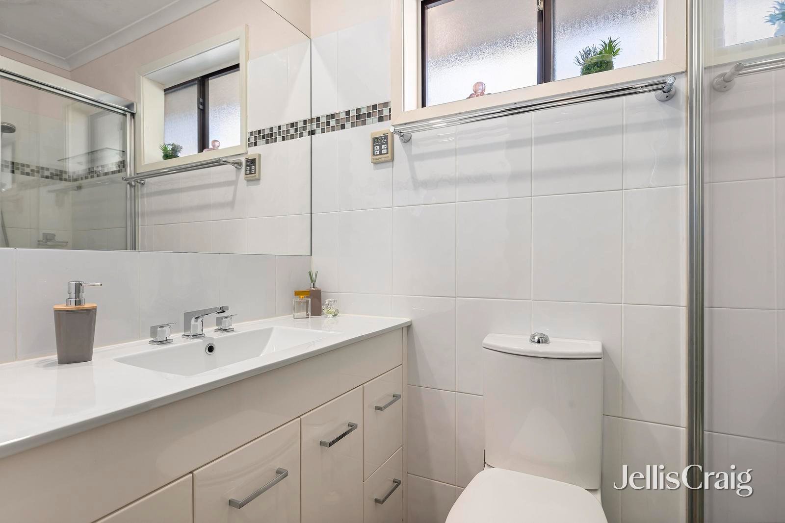 6 Gum Tree Close, Croydon image 8