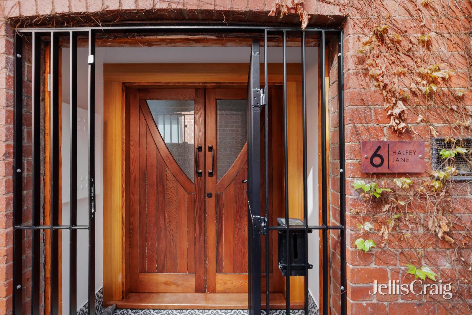 6 Halfey Lane, Kew image 2