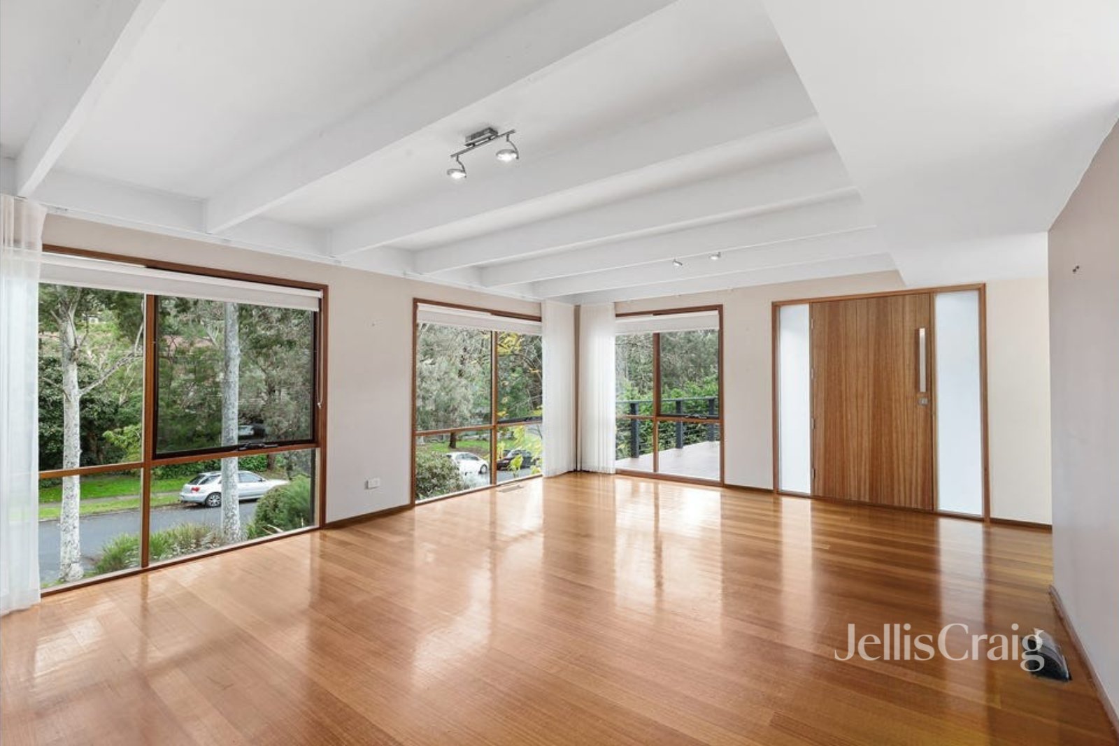 6 Hartland Way, Eltham image 2