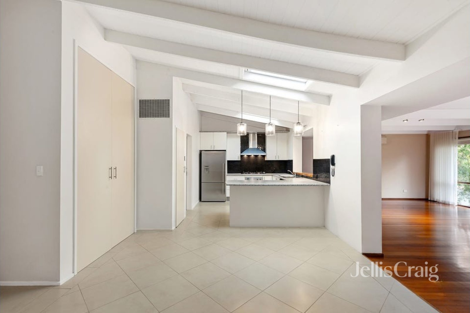 6 Hartland Way, Eltham image 4