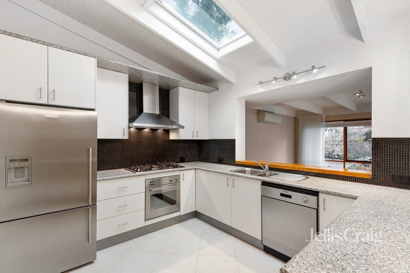 6 Hartland Way, Eltham image 5