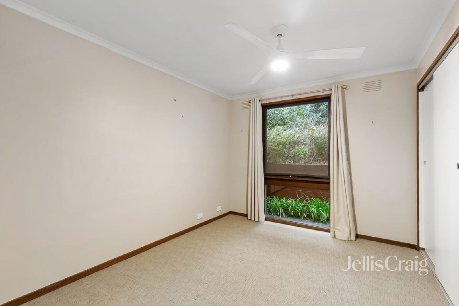 6 Hartland Way, Eltham image 7