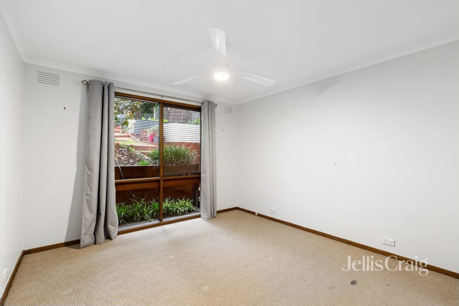 6 Hartland Way, Eltham image 9
