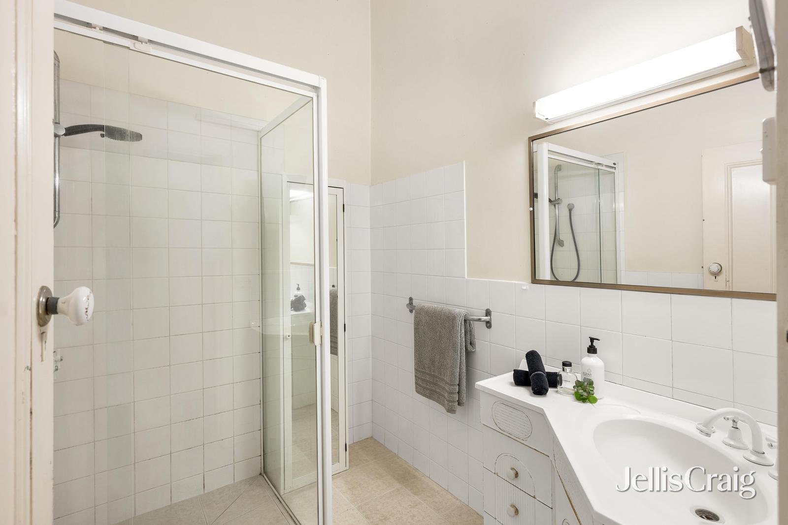6 Isabella Grove, Hawthorn image 14