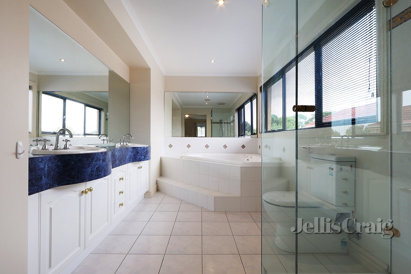 6 Knightsbridge Court, Glen&nbsp;Waverley image 8
