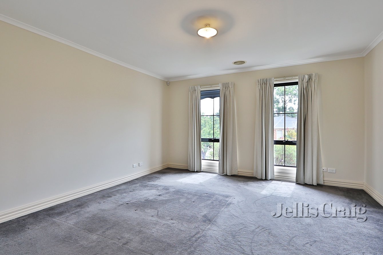 6 Knightsbridge Court, Glen&nbsp;Waverley image 9