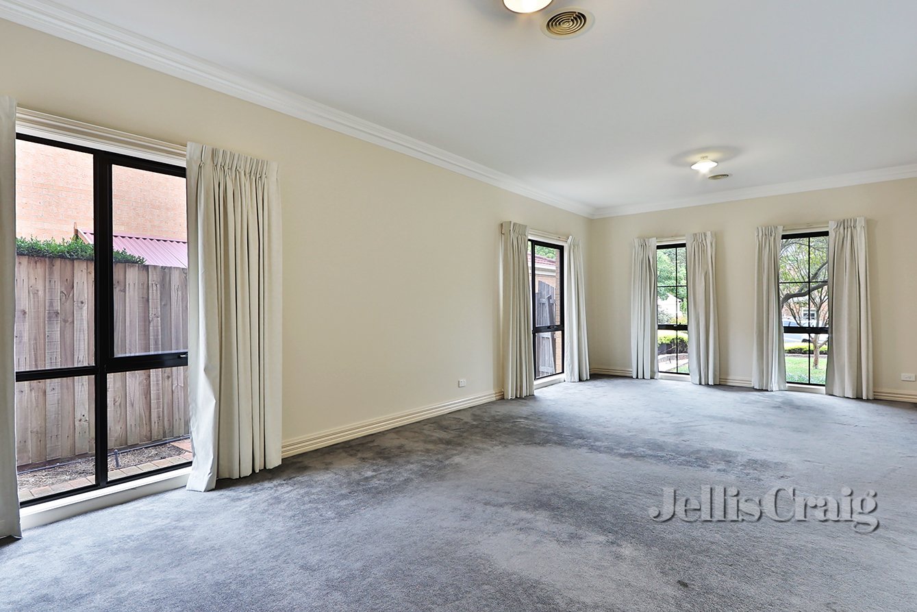 6 Knightsbridge Court, Glen&nbsp;Waverley image 4