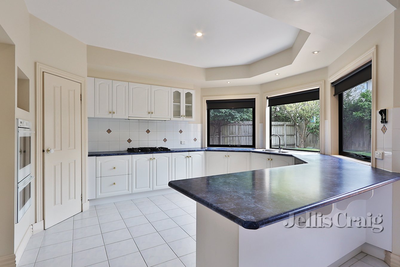 6 Knightsbridge Court, Glen&nbsp;Waverley image 2