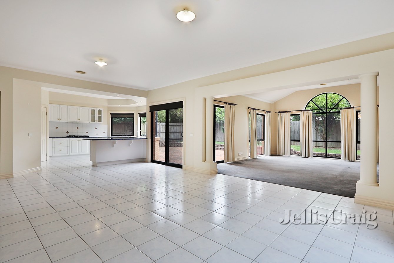 6 Knightsbridge Court, Glen&nbsp;Waverley image 3