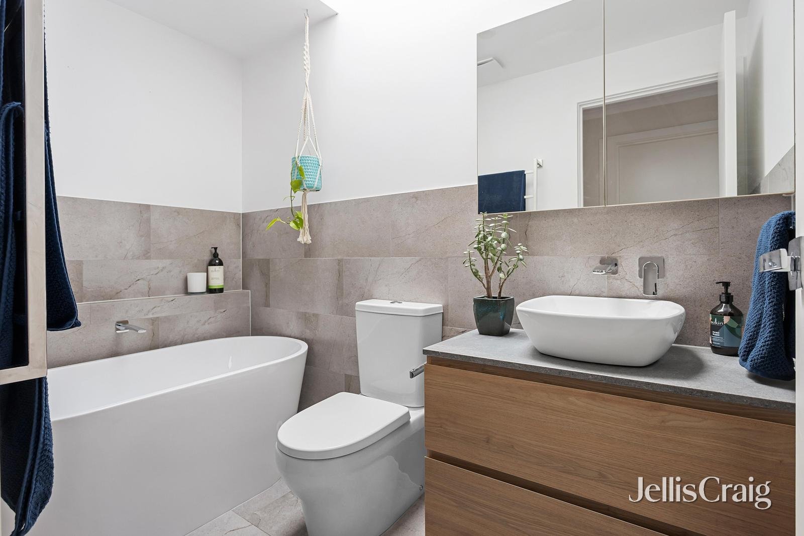 6 Lamorna Court, Eltham image 14