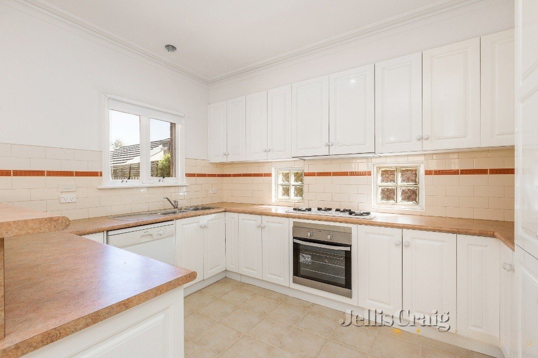 6 McGuire Crescent, Williamstown image 2