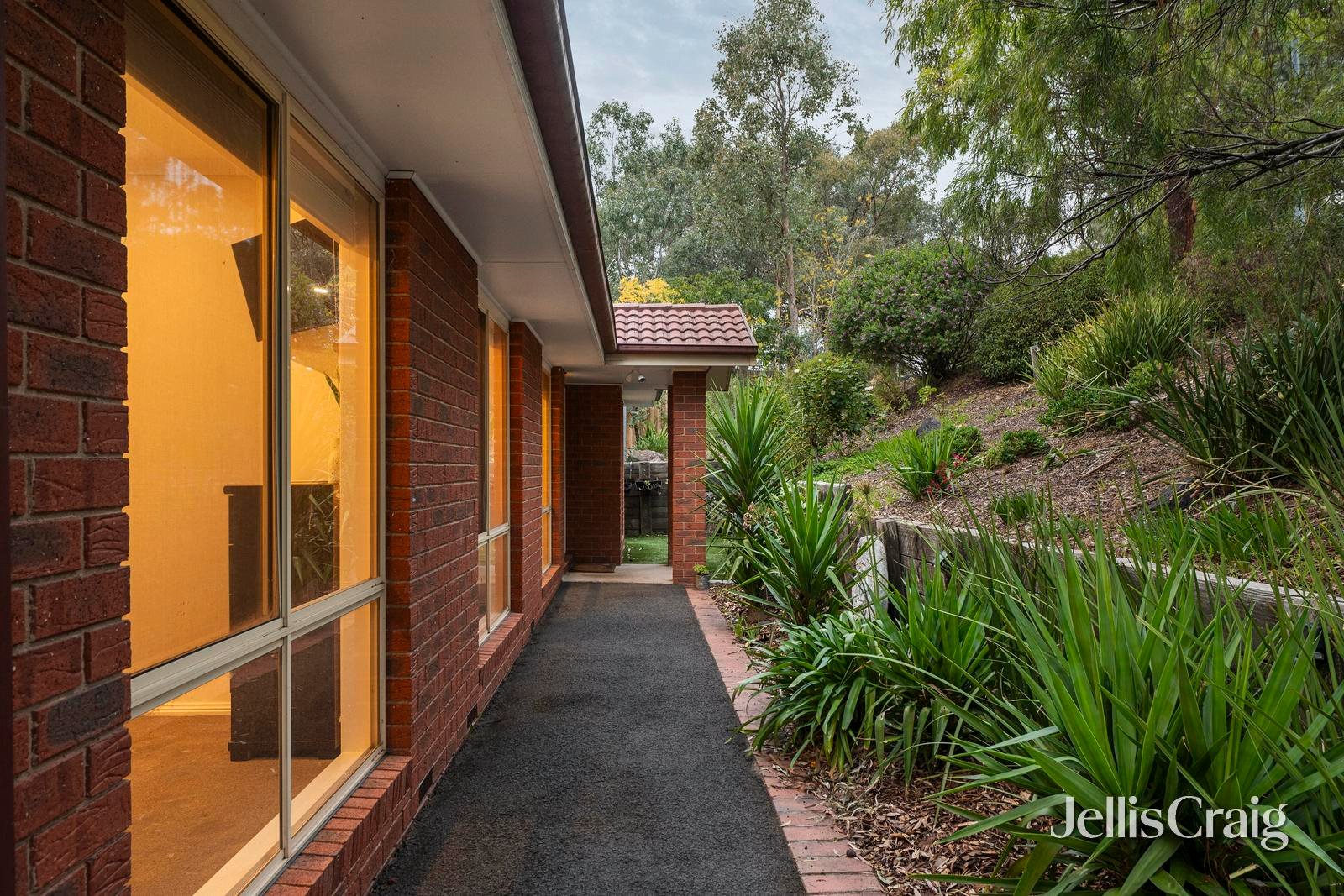 6 Milton Way, Hurstbridge image 3