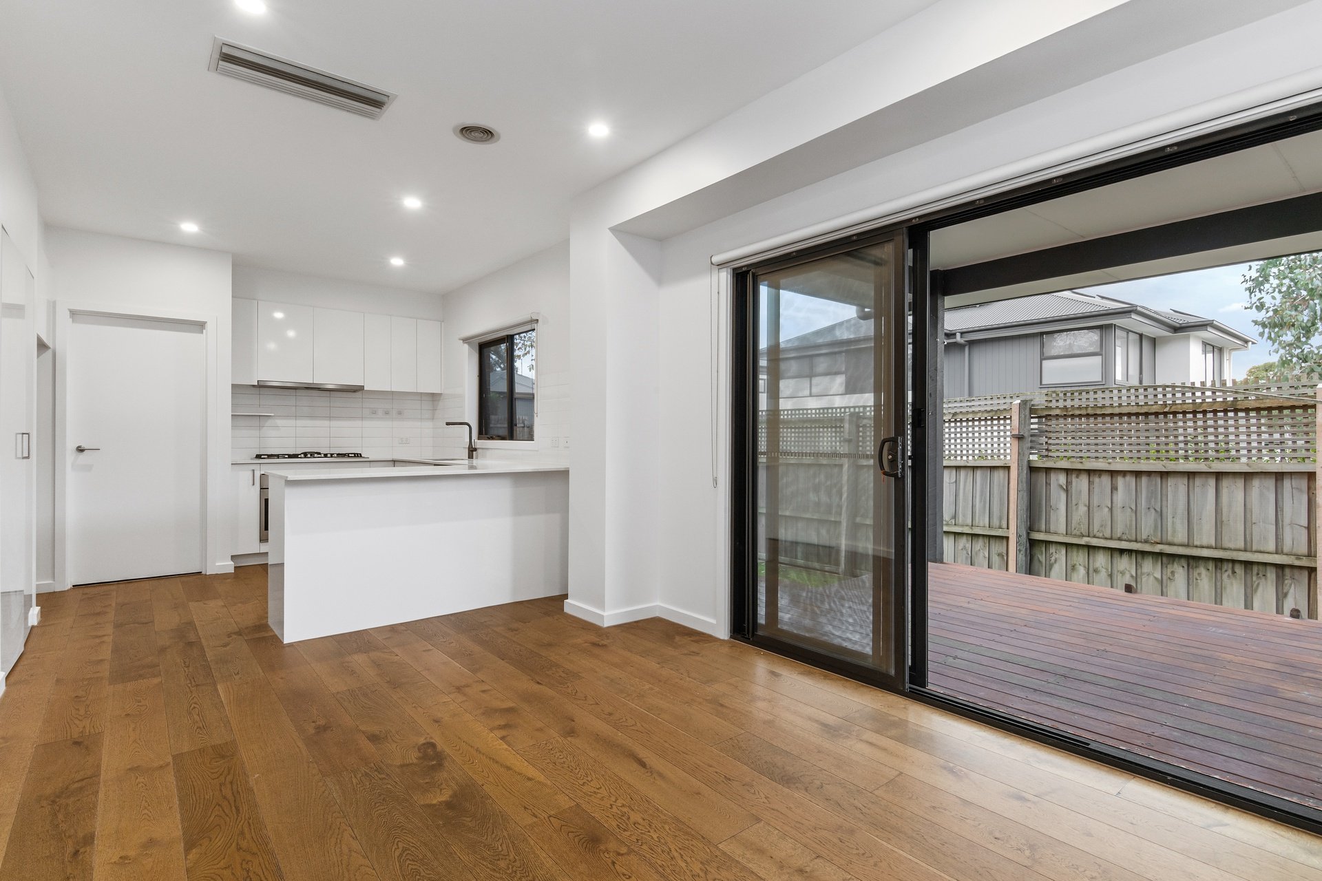 6 Newhaven Lane, Croydon image 2