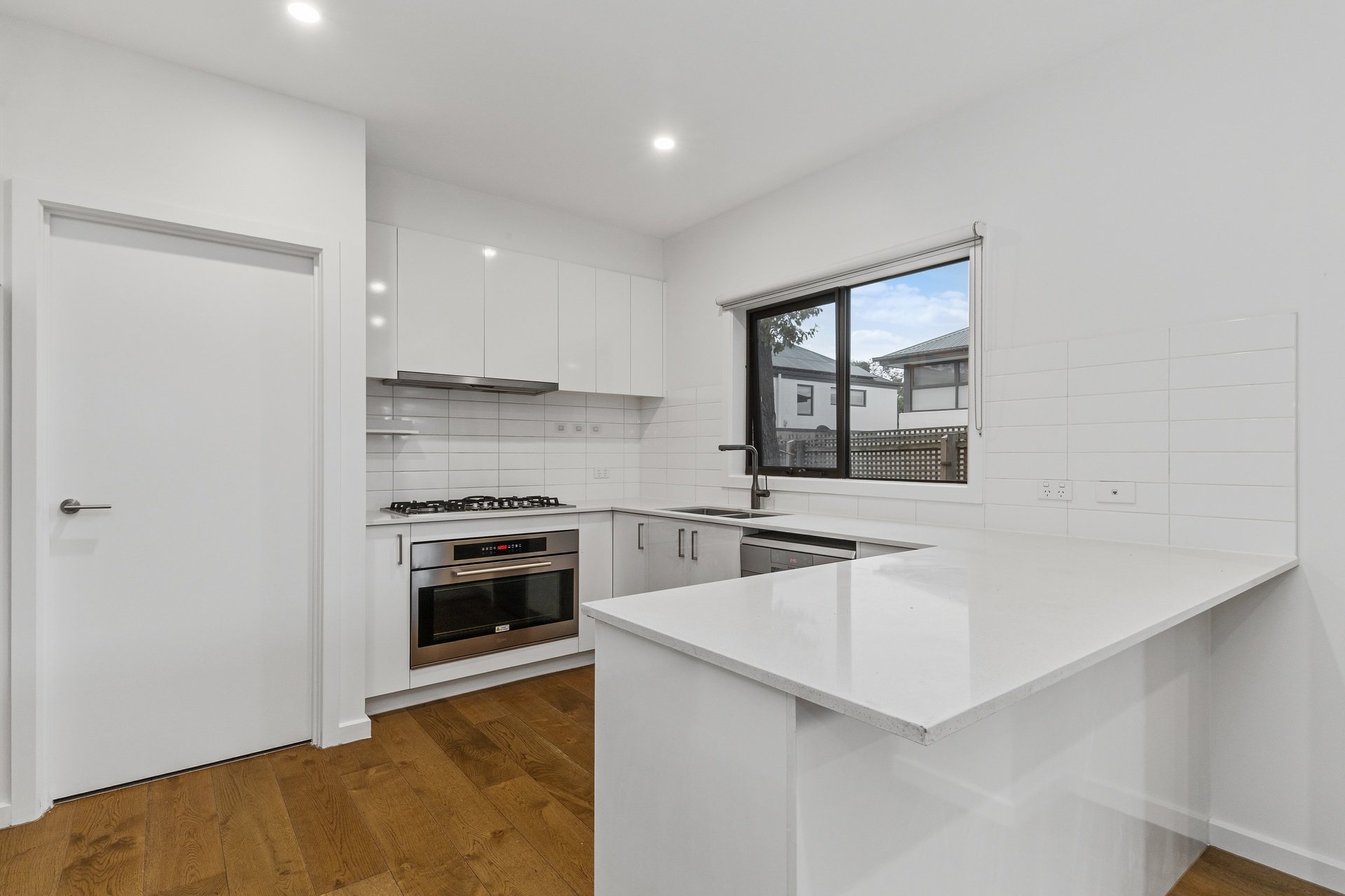 6 Newhaven Lane, Croydon image 3