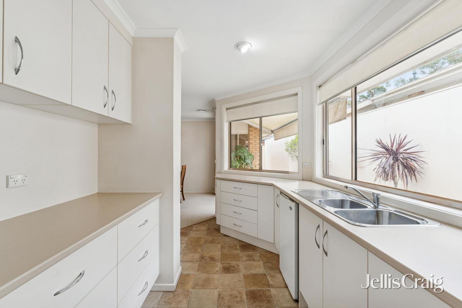 6 Old Lilydale Road, Ringwood East image 3