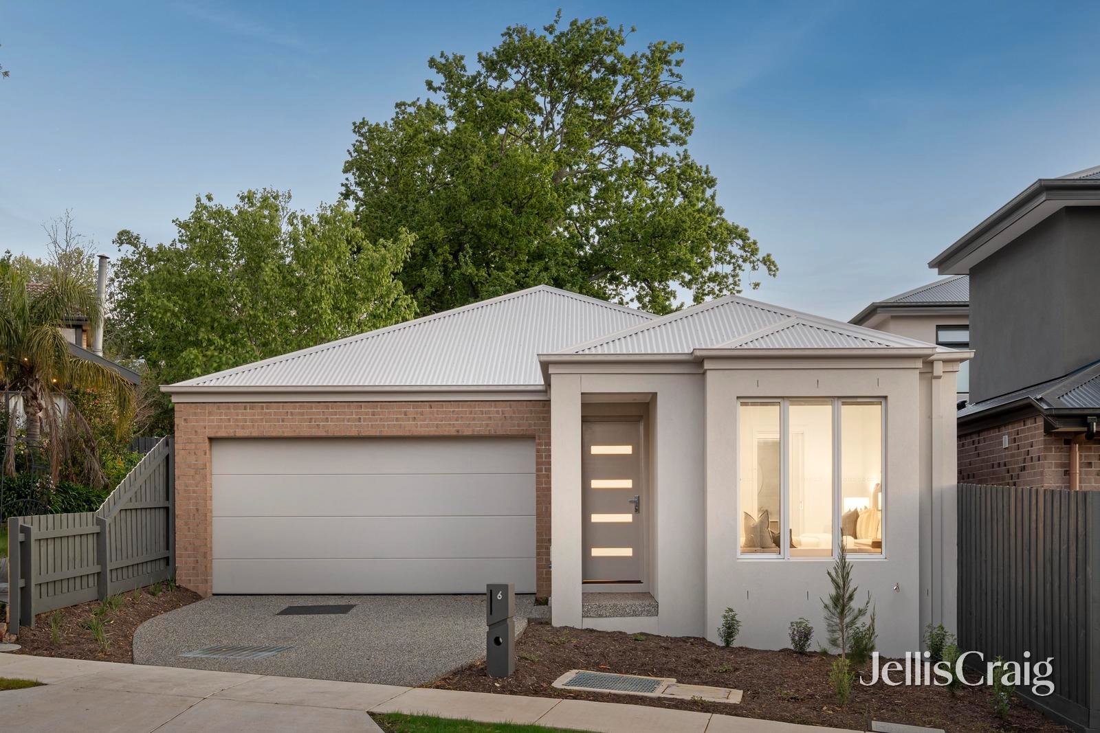 6 Pendle Place, Kilsyth image 1