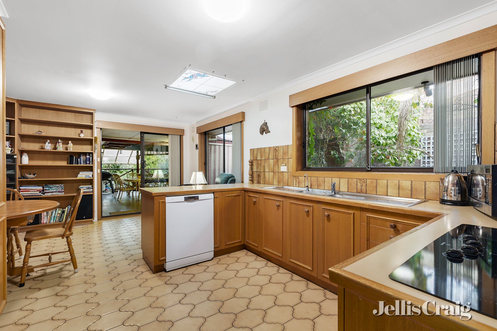 6 Pentland Court, Glen Waverley image 3