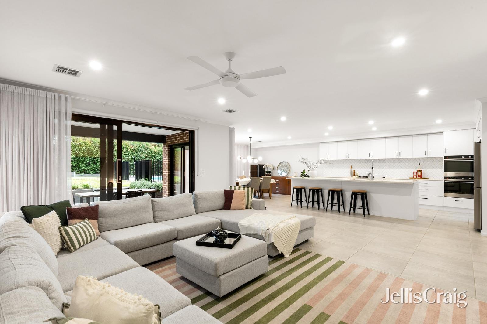 6 Pinnacle Crescent, Bulleen image 2