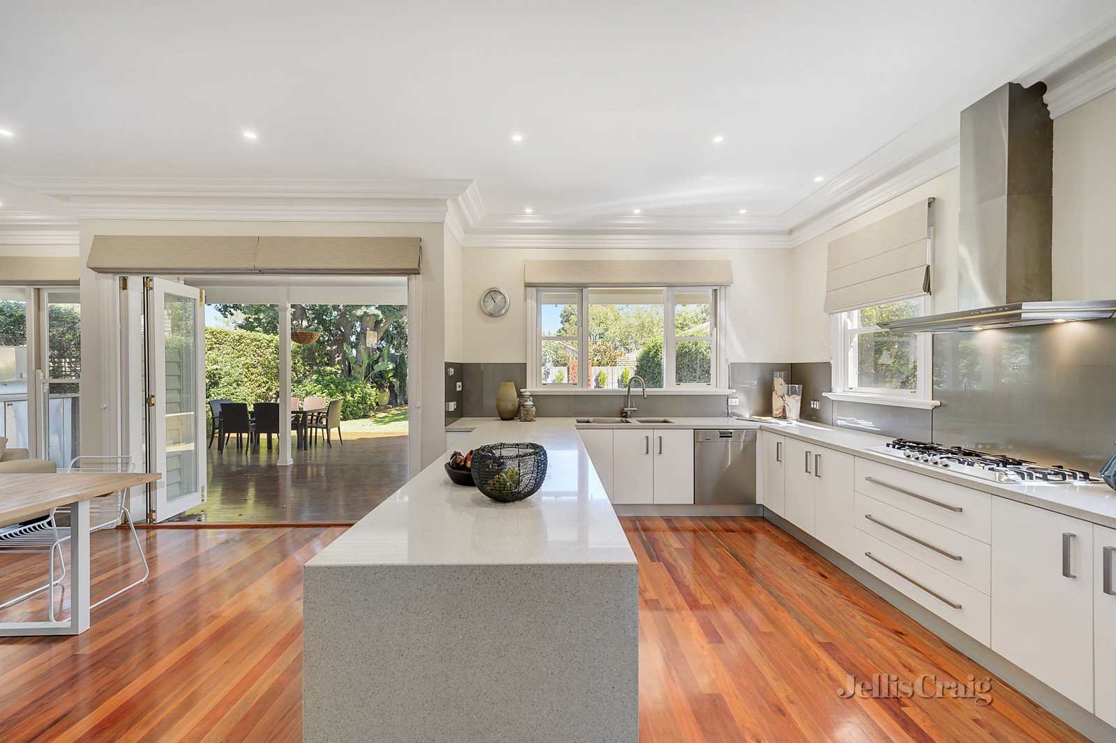 6 Queen Street, Surrey Hills image 5