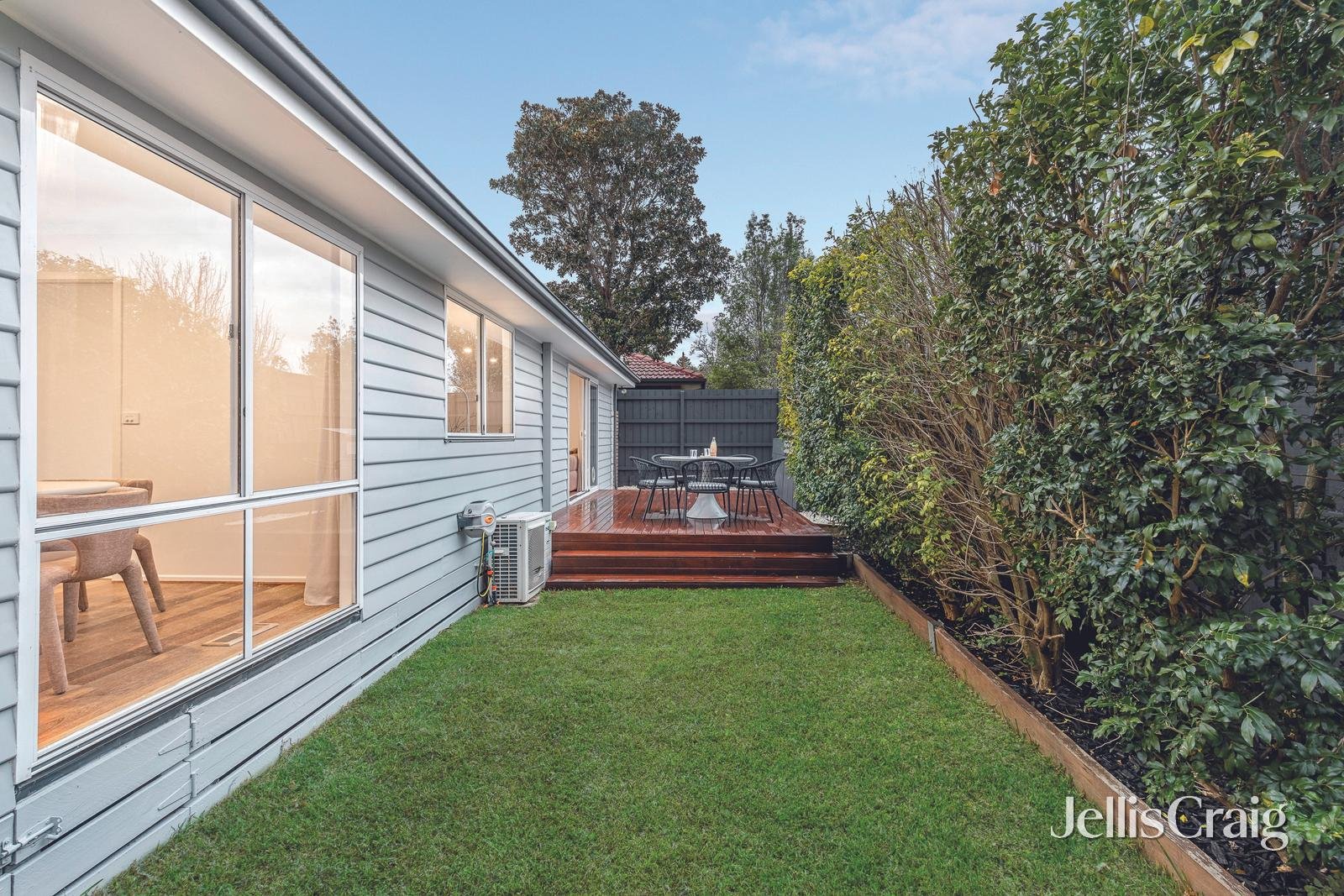 6 Stuart Avenue, Cheltenham image 10
