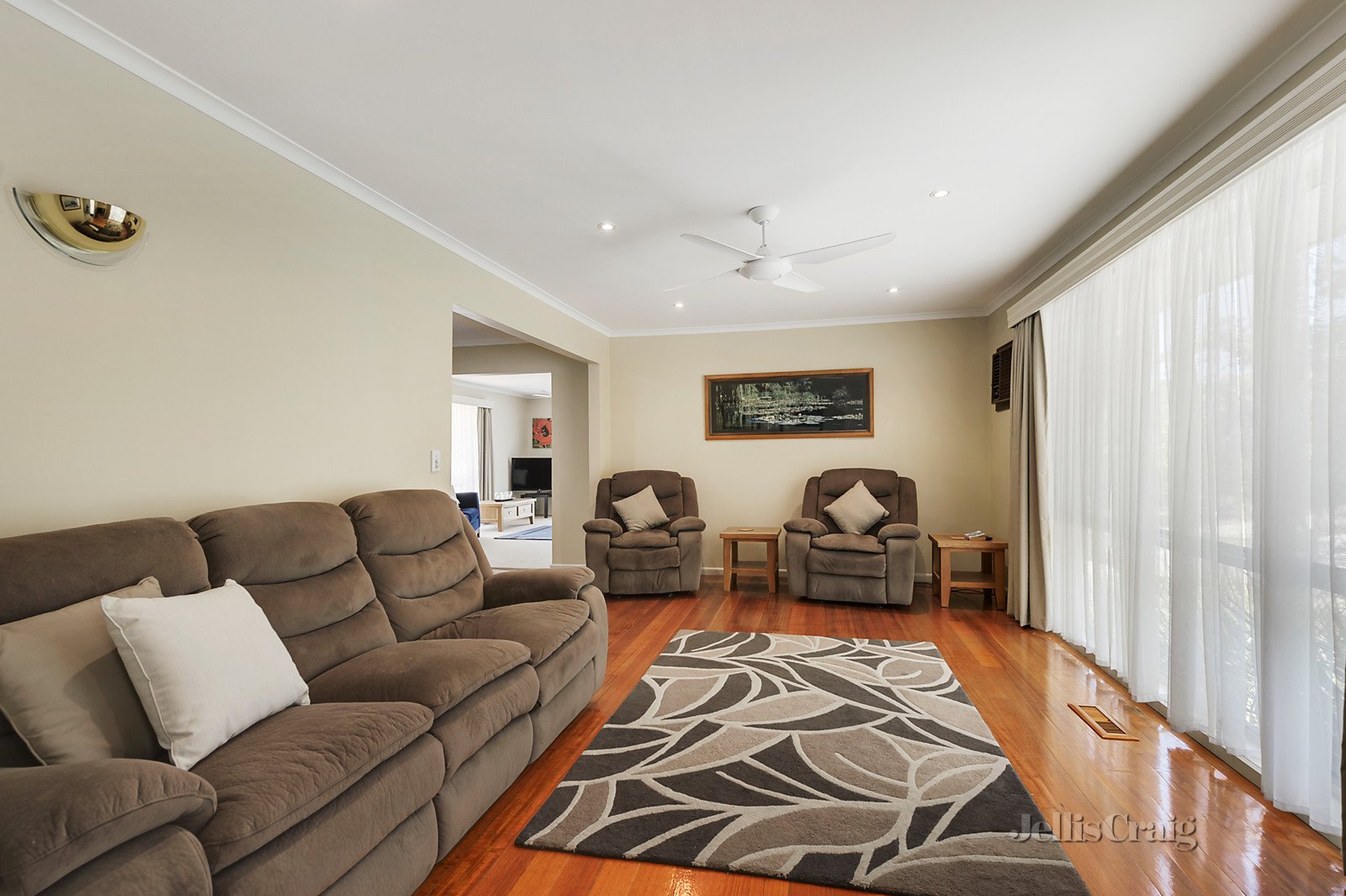 6 Sunderland Rise, Greensborough image 2