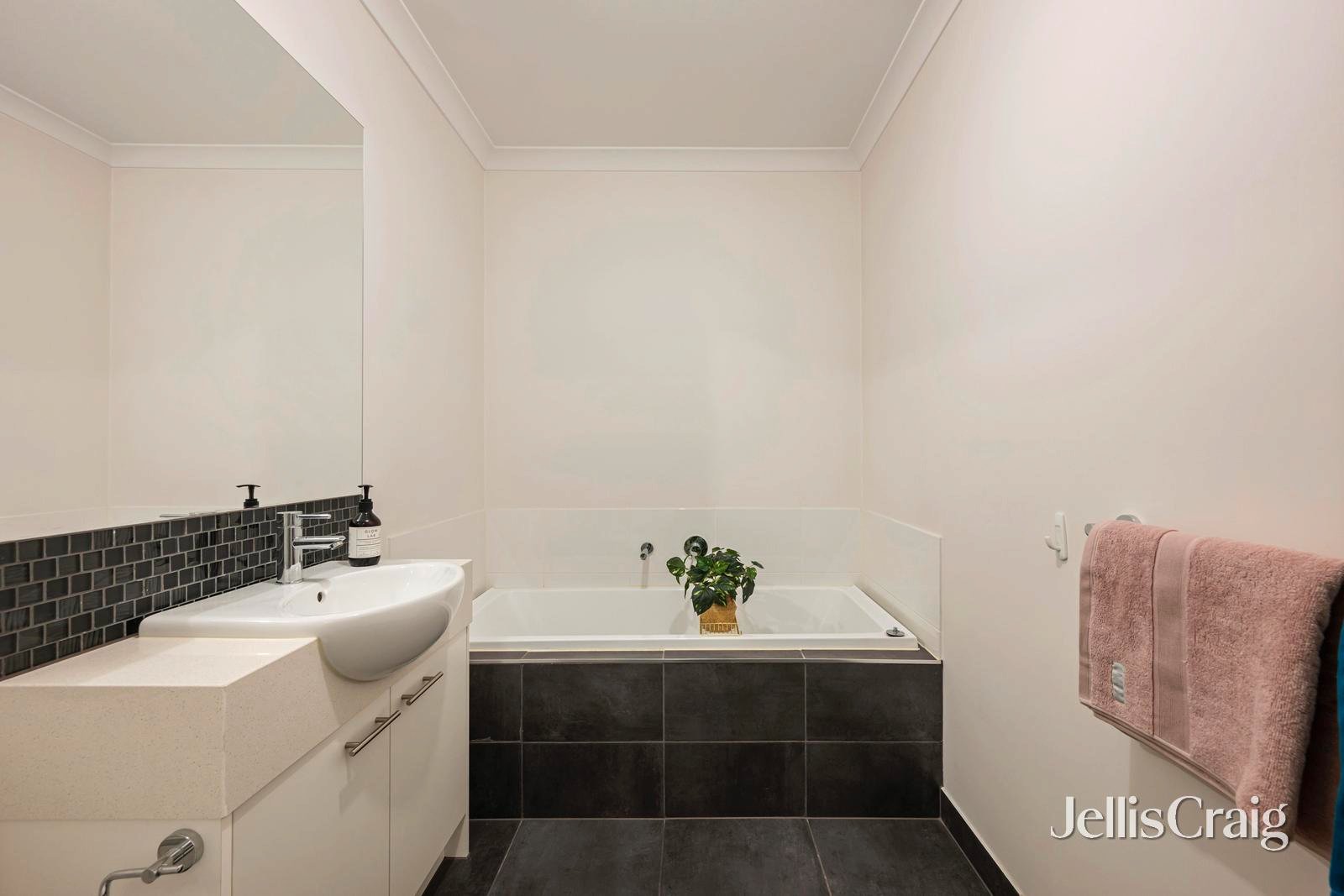 6 Toby Place, Mooroolbark image 8