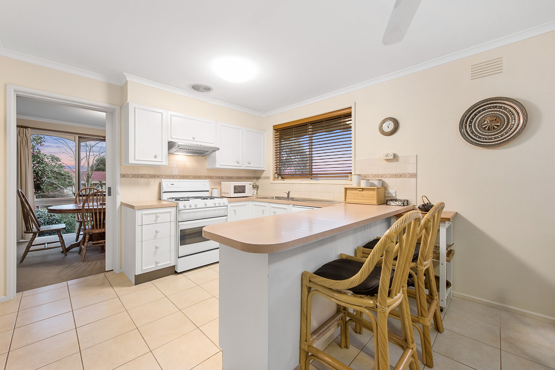 6 TOMBOLO Court, Mooroolbark image 4