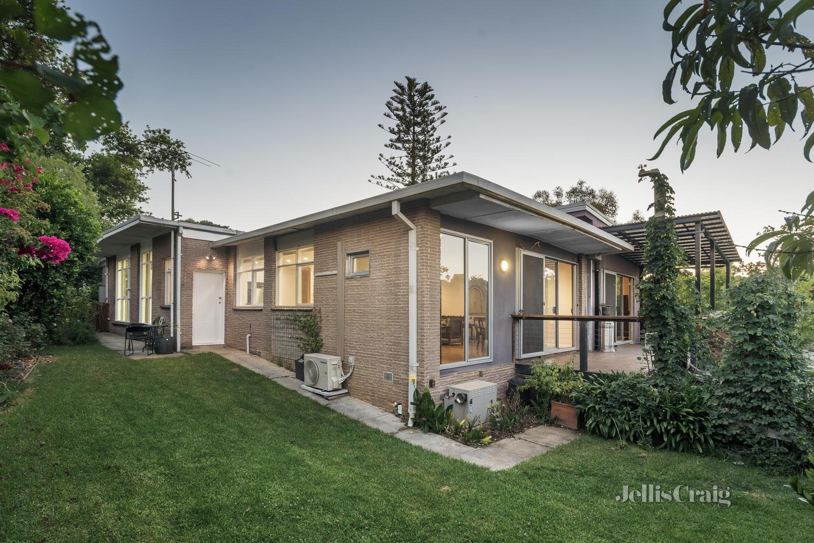 6 Tudor Court, Balwyn North image 8