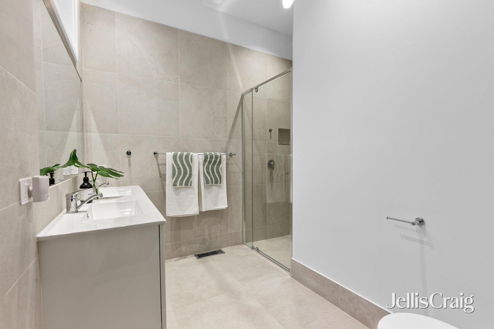 6 Valley Parade, Glen Iris image 7