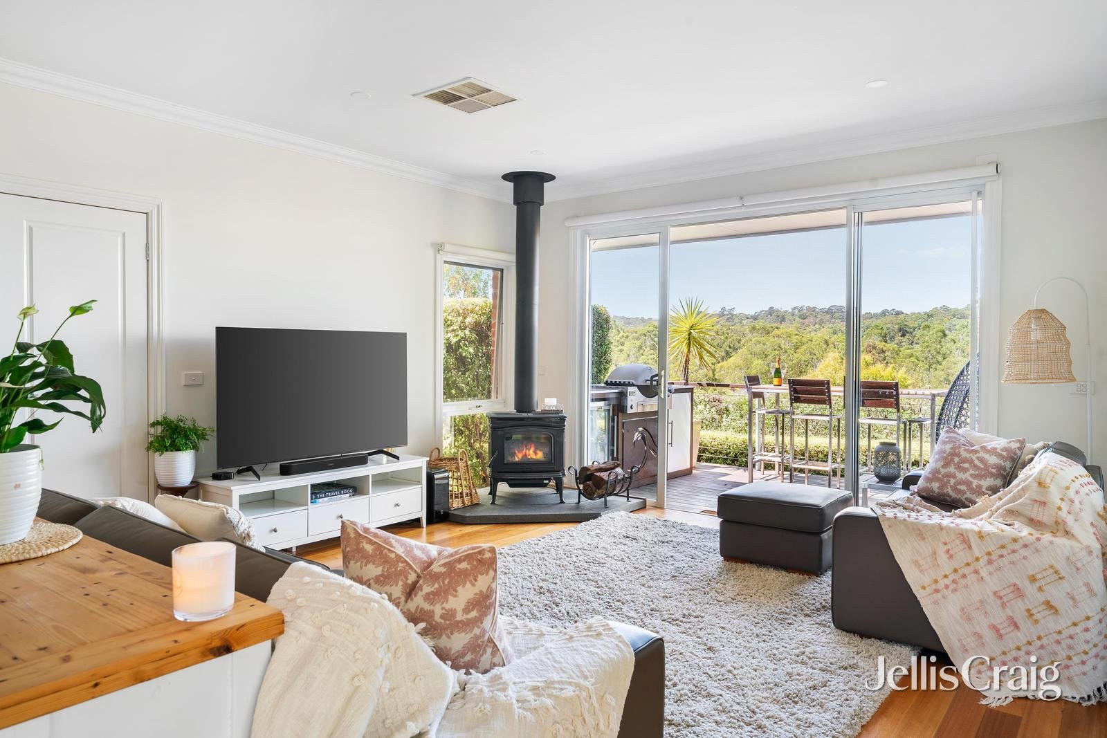 6 Valley Park Grove, Eltham image 6