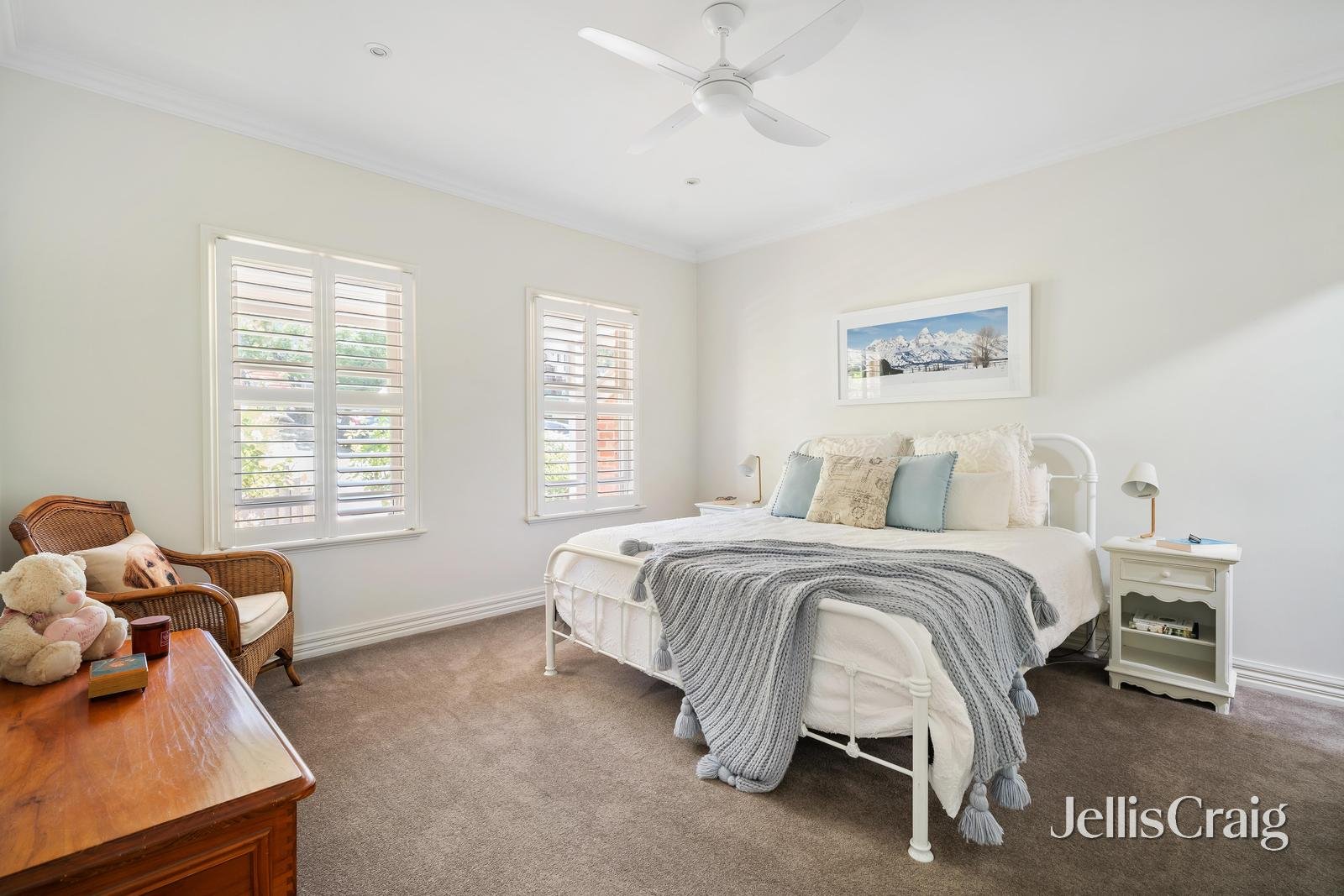 6 Valley Park Grove, Eltham image 8