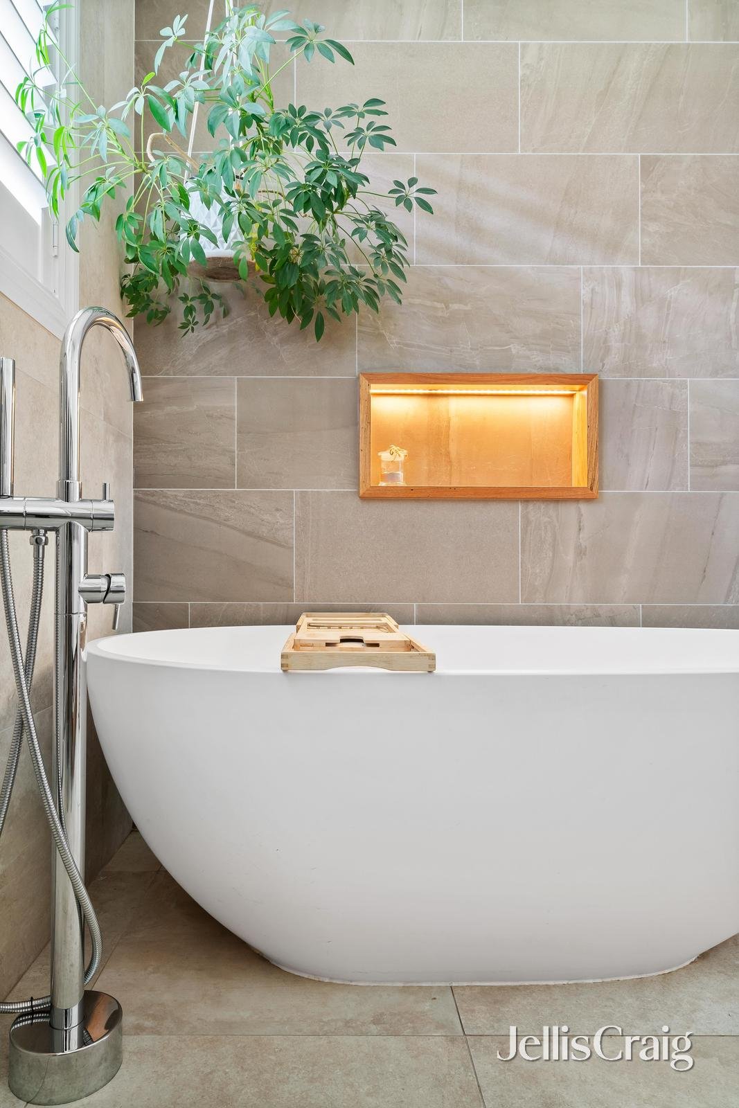 6 Valley Park Grove, Eltham image 10