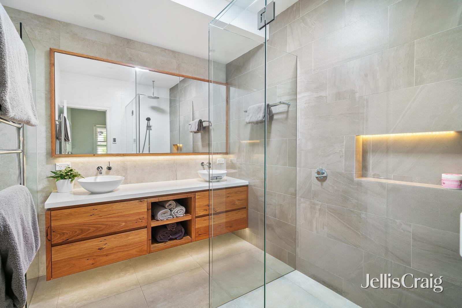 6 Valley Park Grove, Eltham image 13