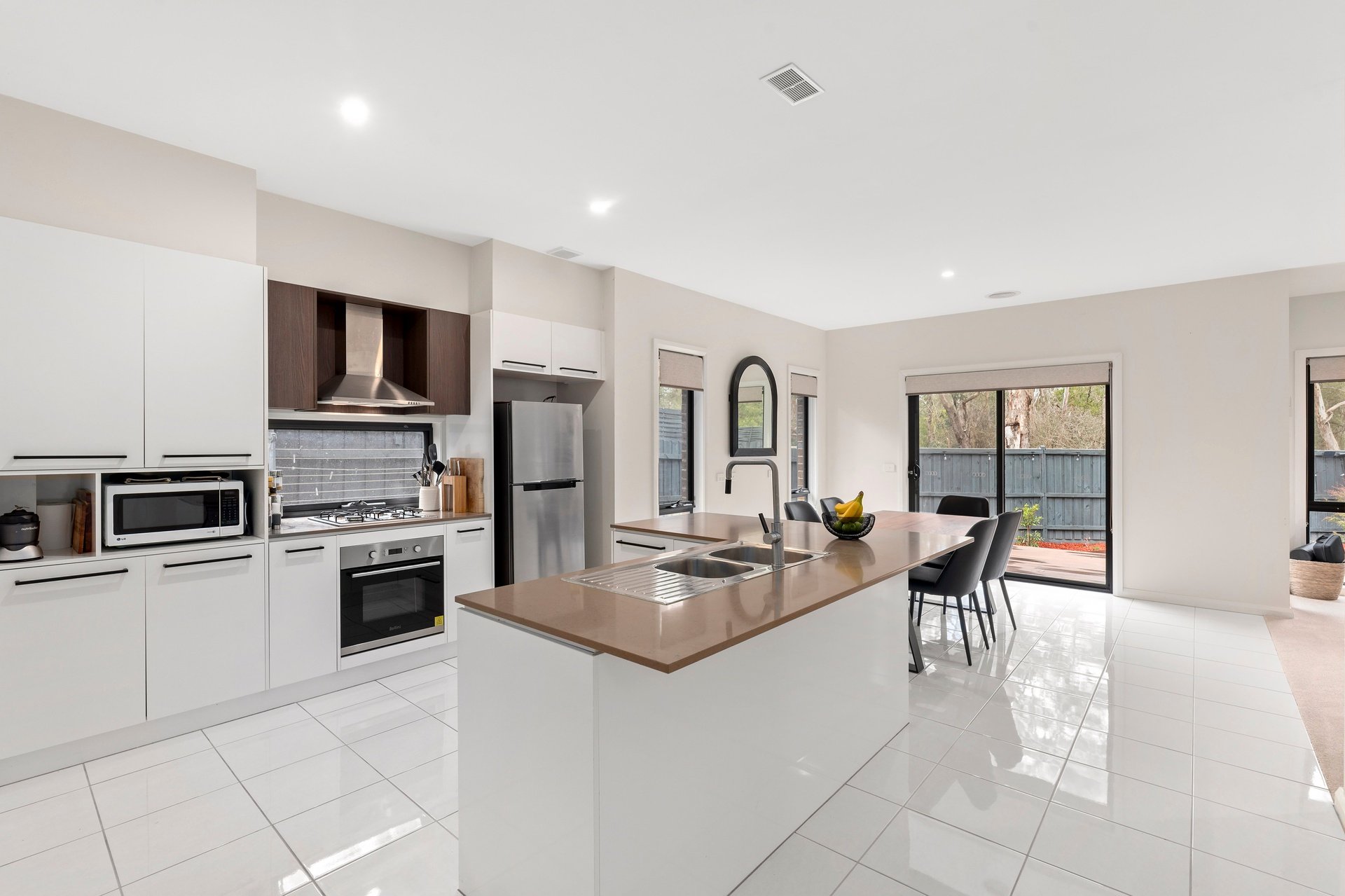 6 Woodview Court, Croydon North image 3