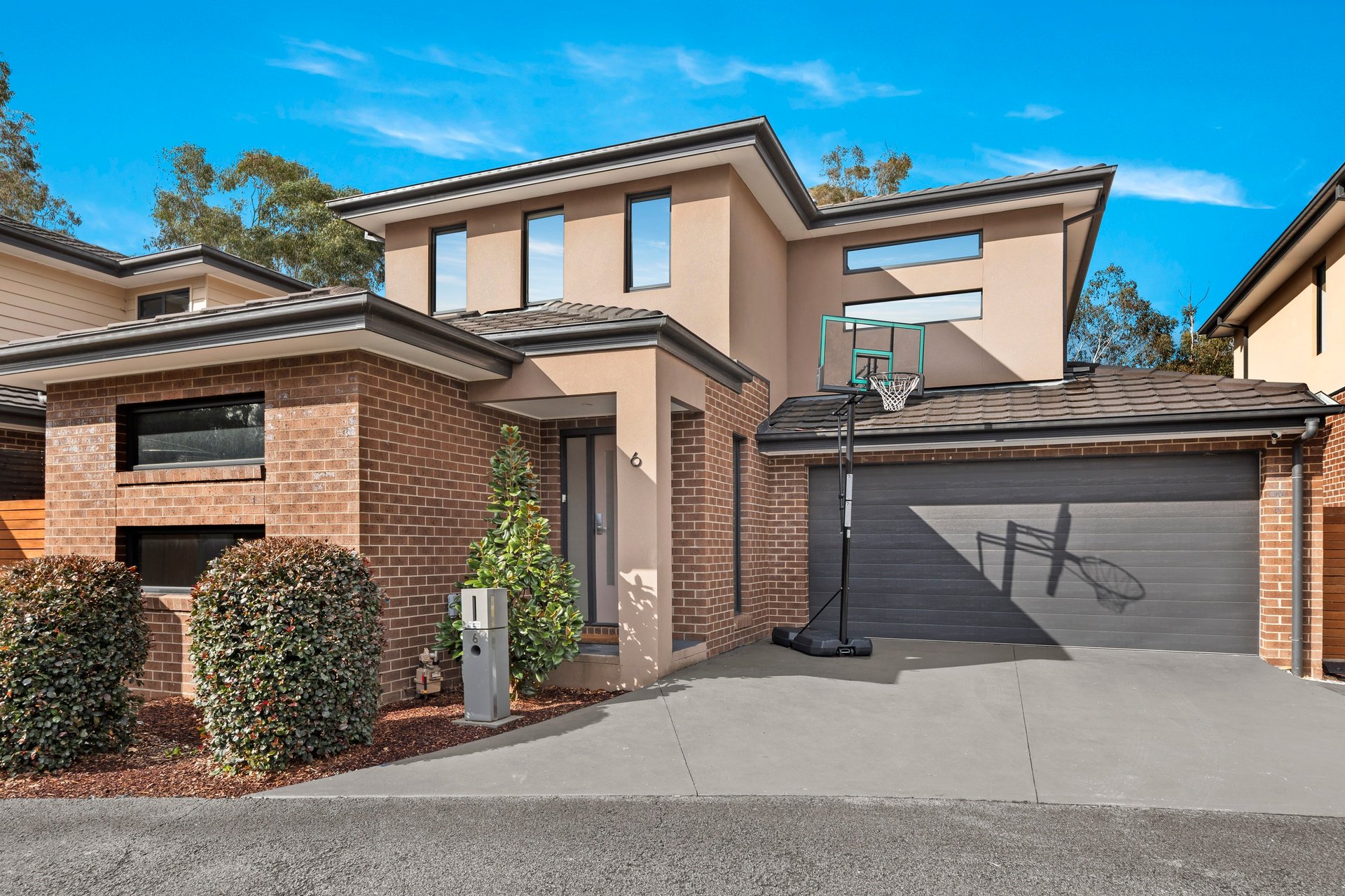 6 Woodview Court, Croydon North image 1