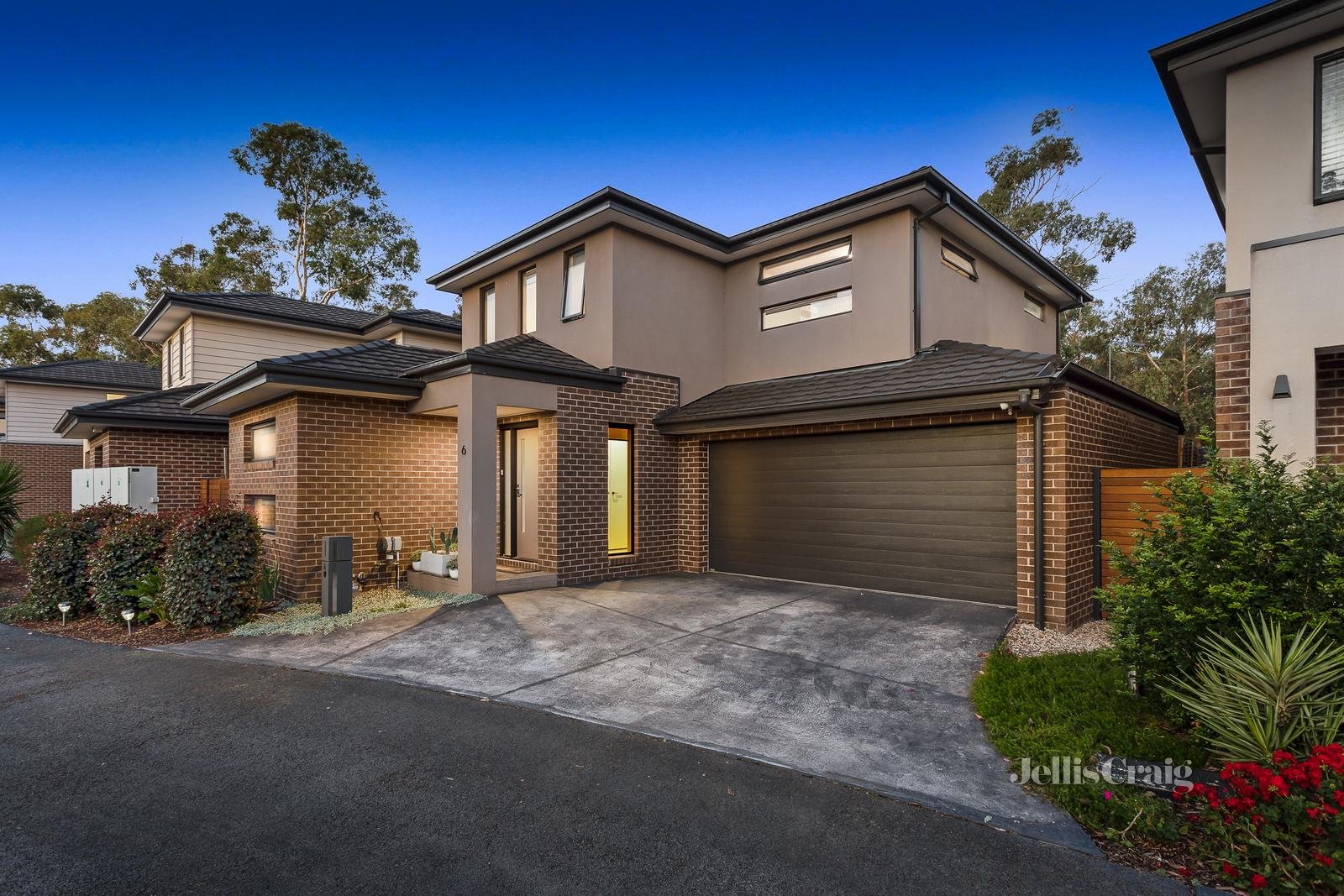 6 Woodview Court, Croydon North image 1