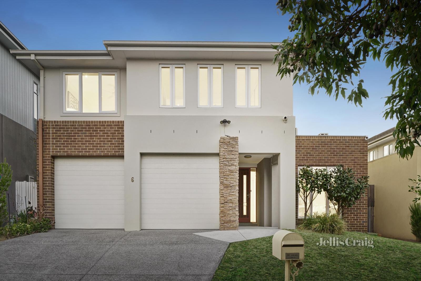 6 Woolcock Close, Burwood image 1