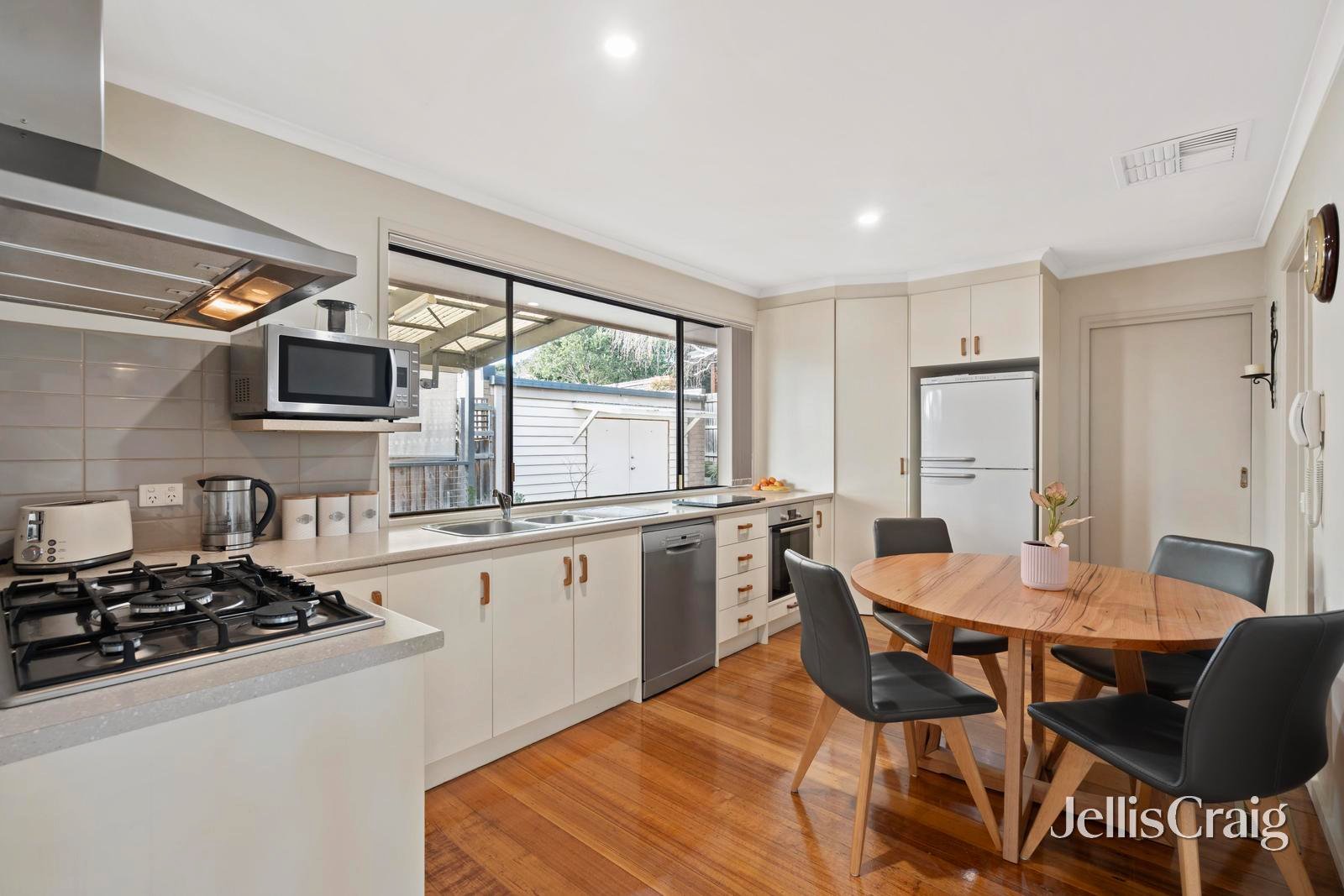 6 Zina Grove, Mooroolbark image 3