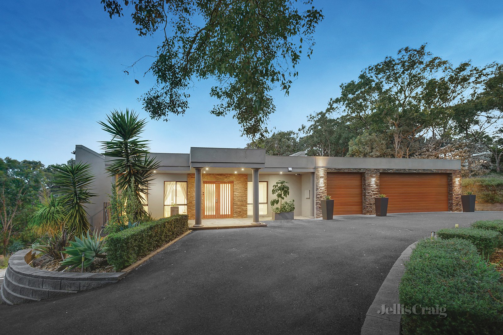 60 Thompson Crescent, Research
- Print Image 1