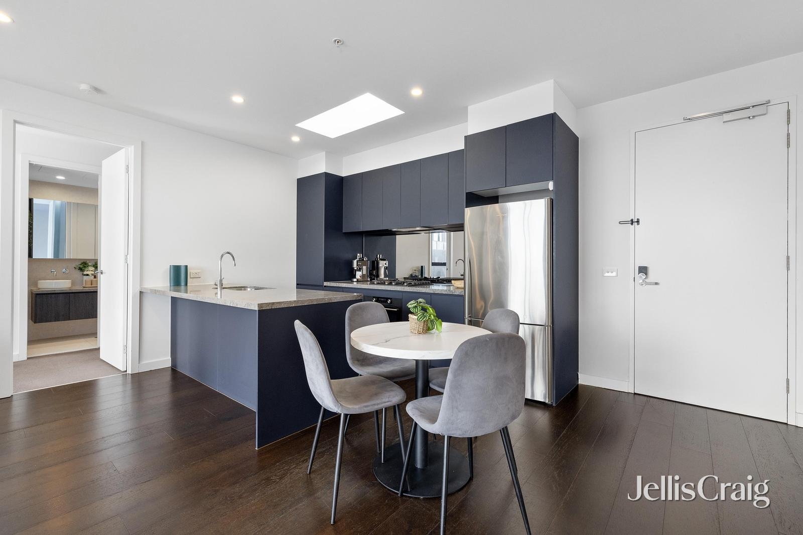 604/162 Whitehorse Road, Blackburn image 4