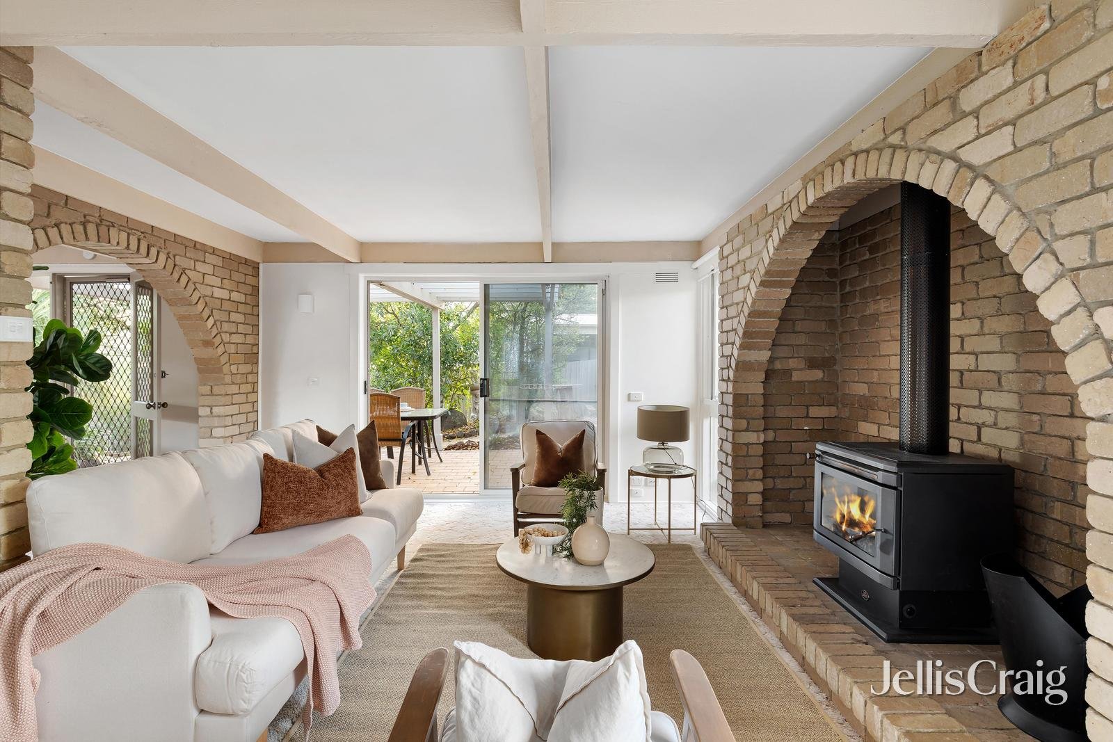 61 Avandina Crescent, Greensborough image 2