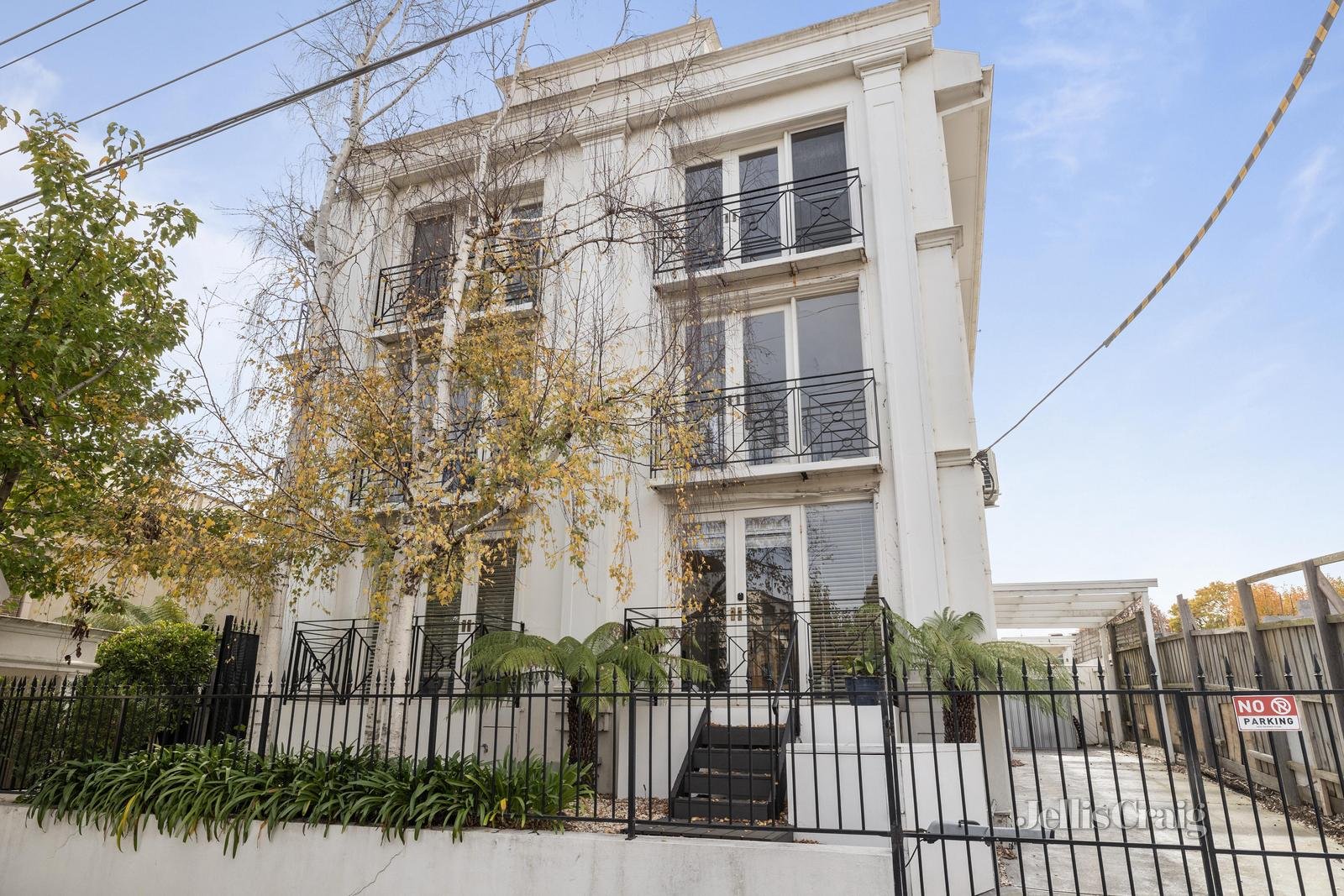 6/1 Brookville Road, Toorak image 1