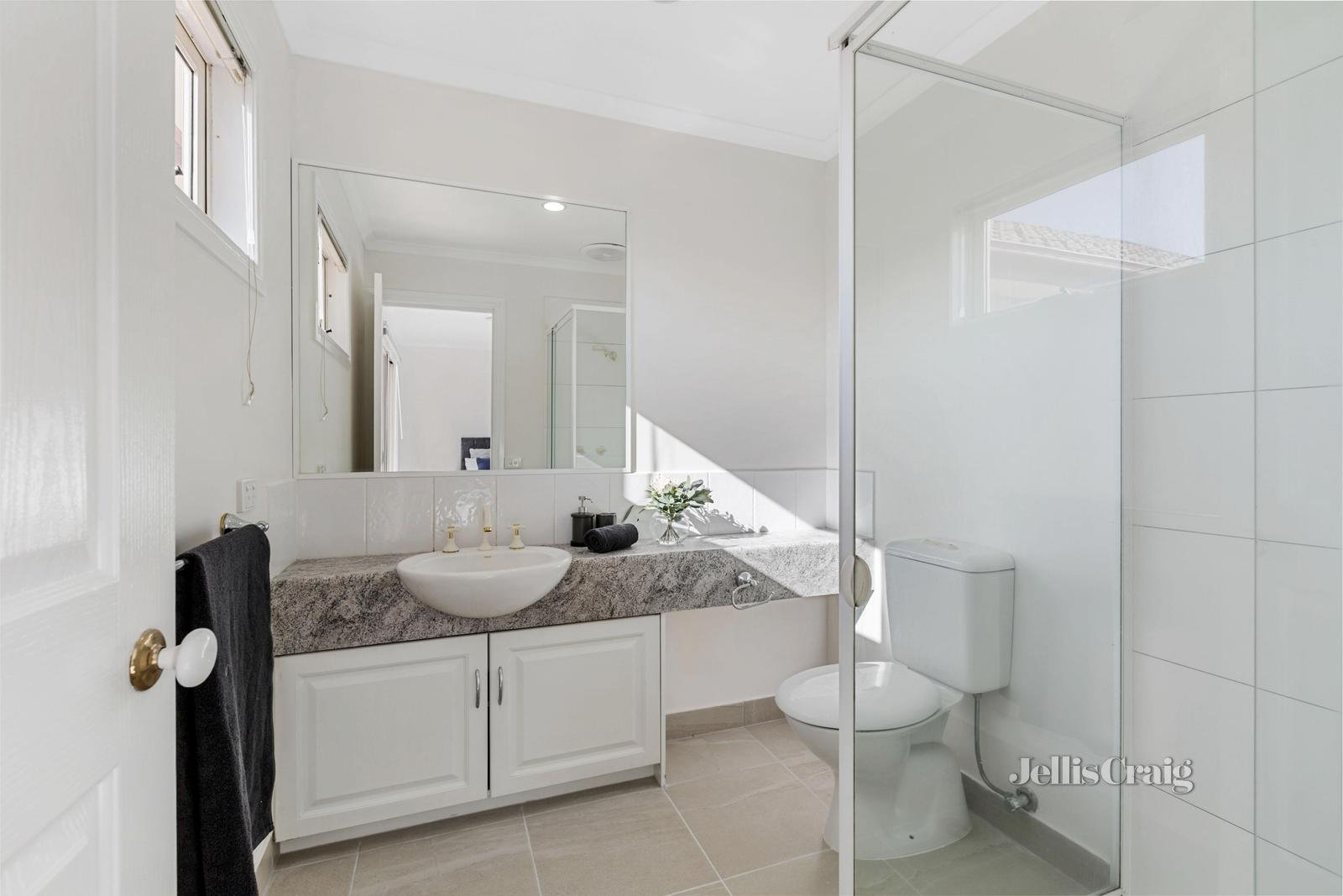 6/1 Mckelvie Court, Glen Waverley image 6