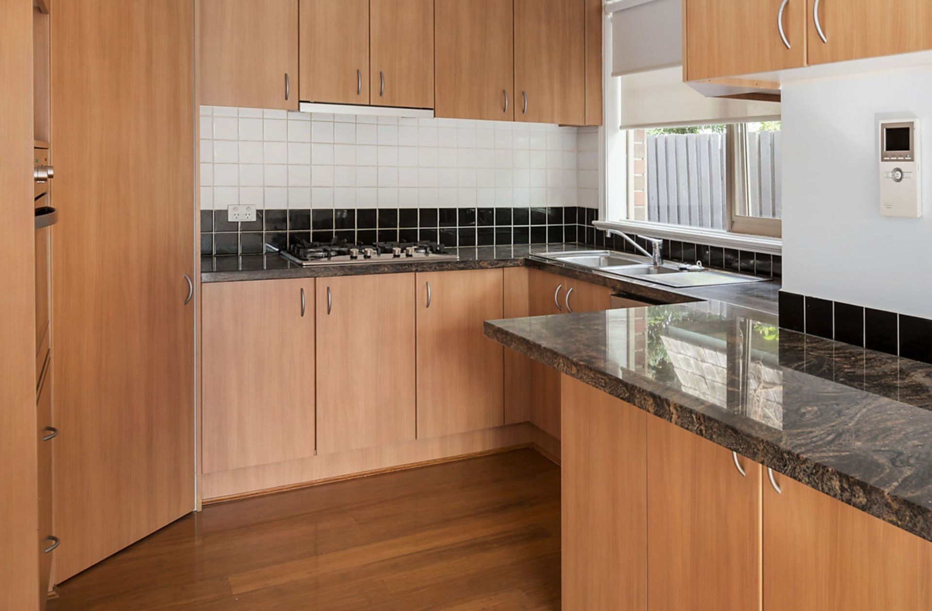 6/102 Blackburn Road, Glen Waverley image 2