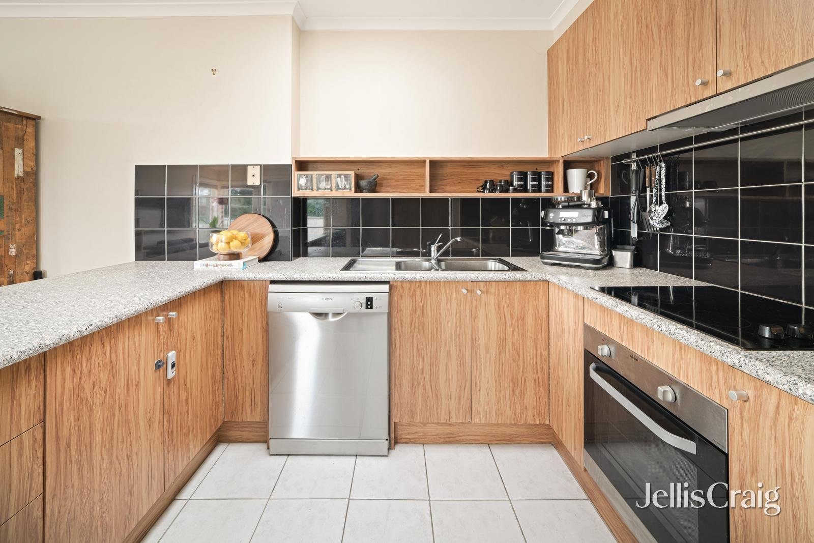 6/134 Warrigal Road, Mentone image 3
