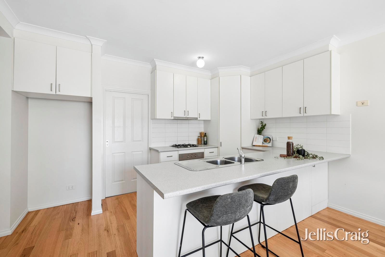 6/14 Corinella Road, Woodend image 4