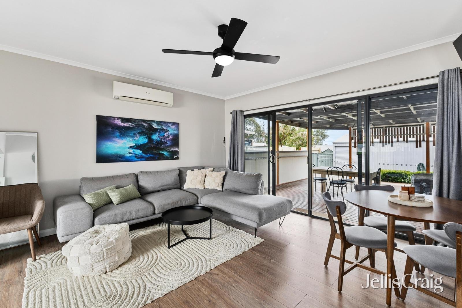 614 Richards Street, Canadian image 3