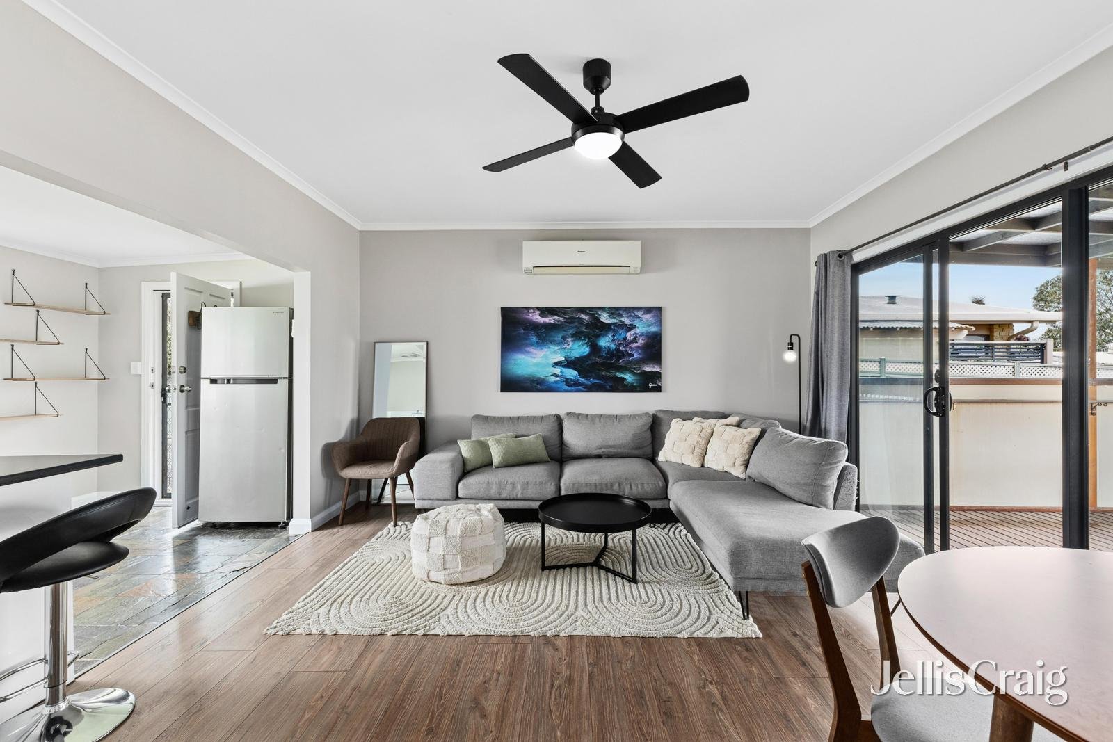 614 Richards Street, Canadian image 4