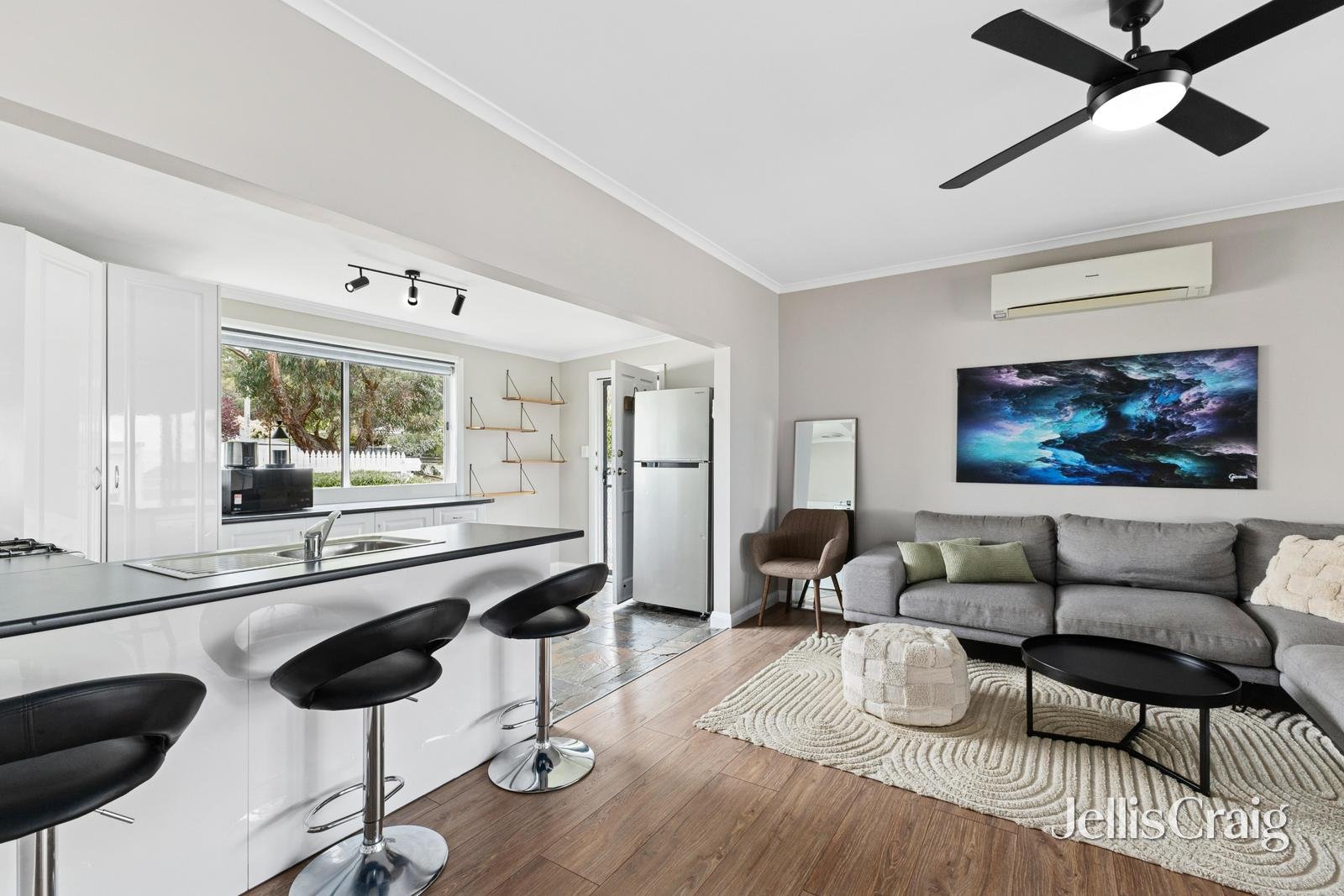 614 Richards Street, Canadian image 5