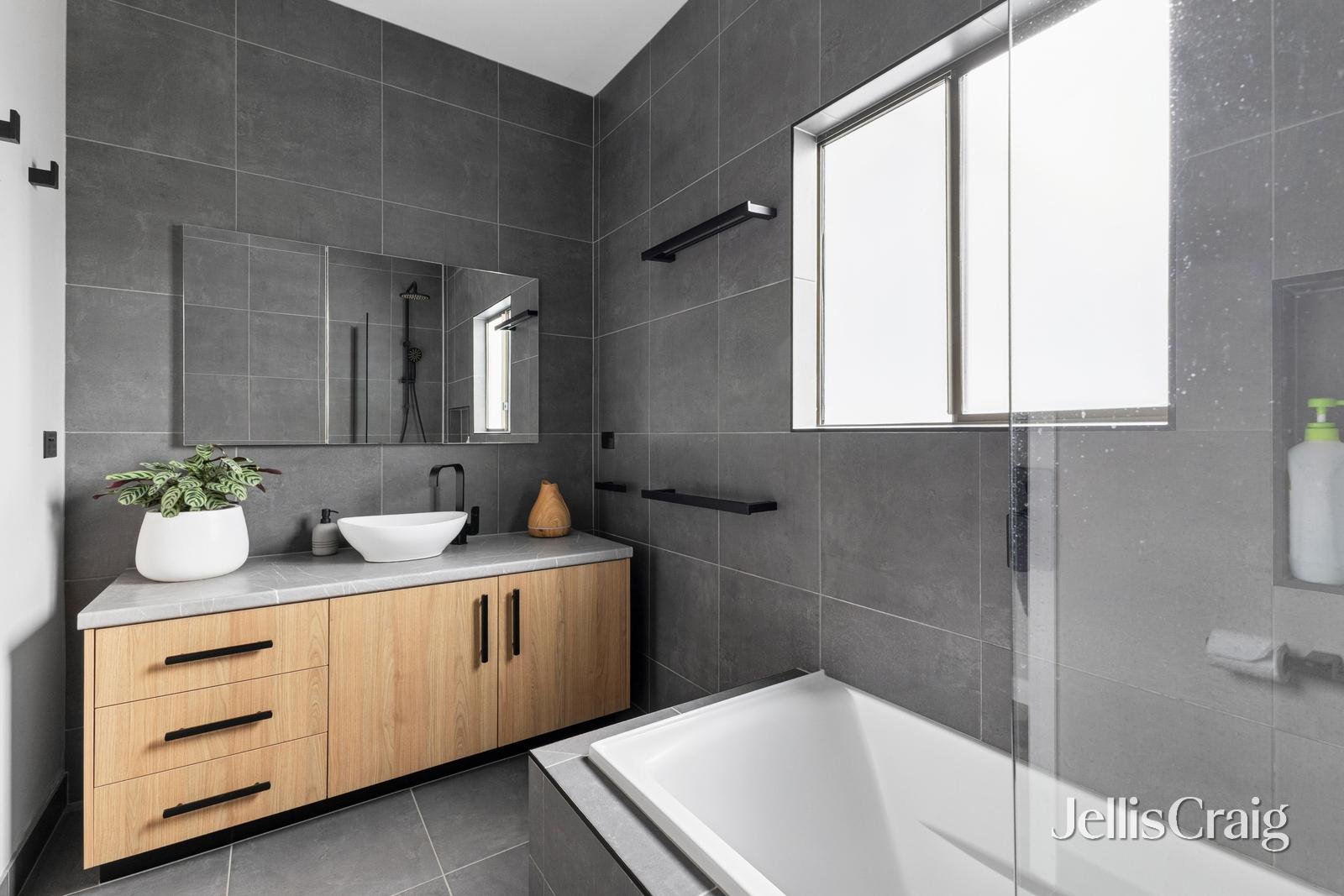 614 Richards Street, Canadian image 8